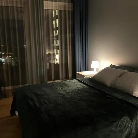 Spacious And Cozy With A Balcony In A High-rise Building